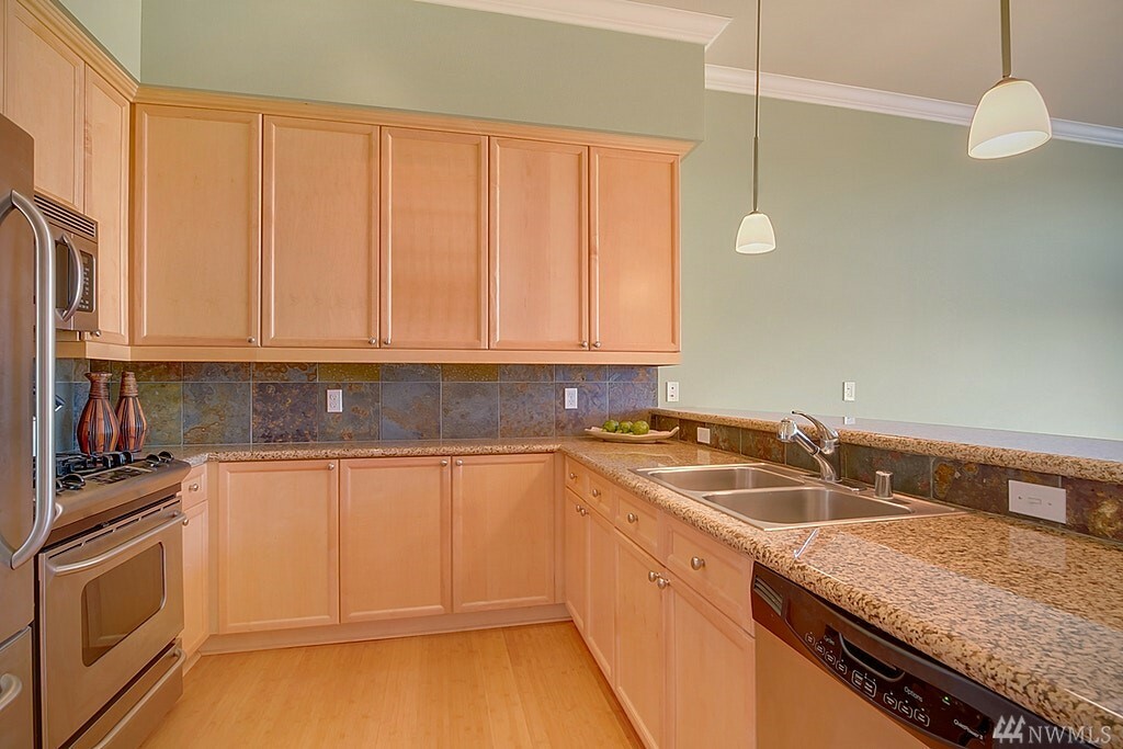 Property Photo:  400 Washington Ave 402  WA 98337 