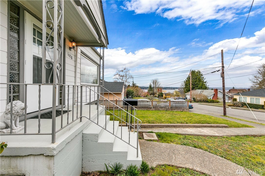 Property Photo:  1628 Ironsides Ave  WA 98310 