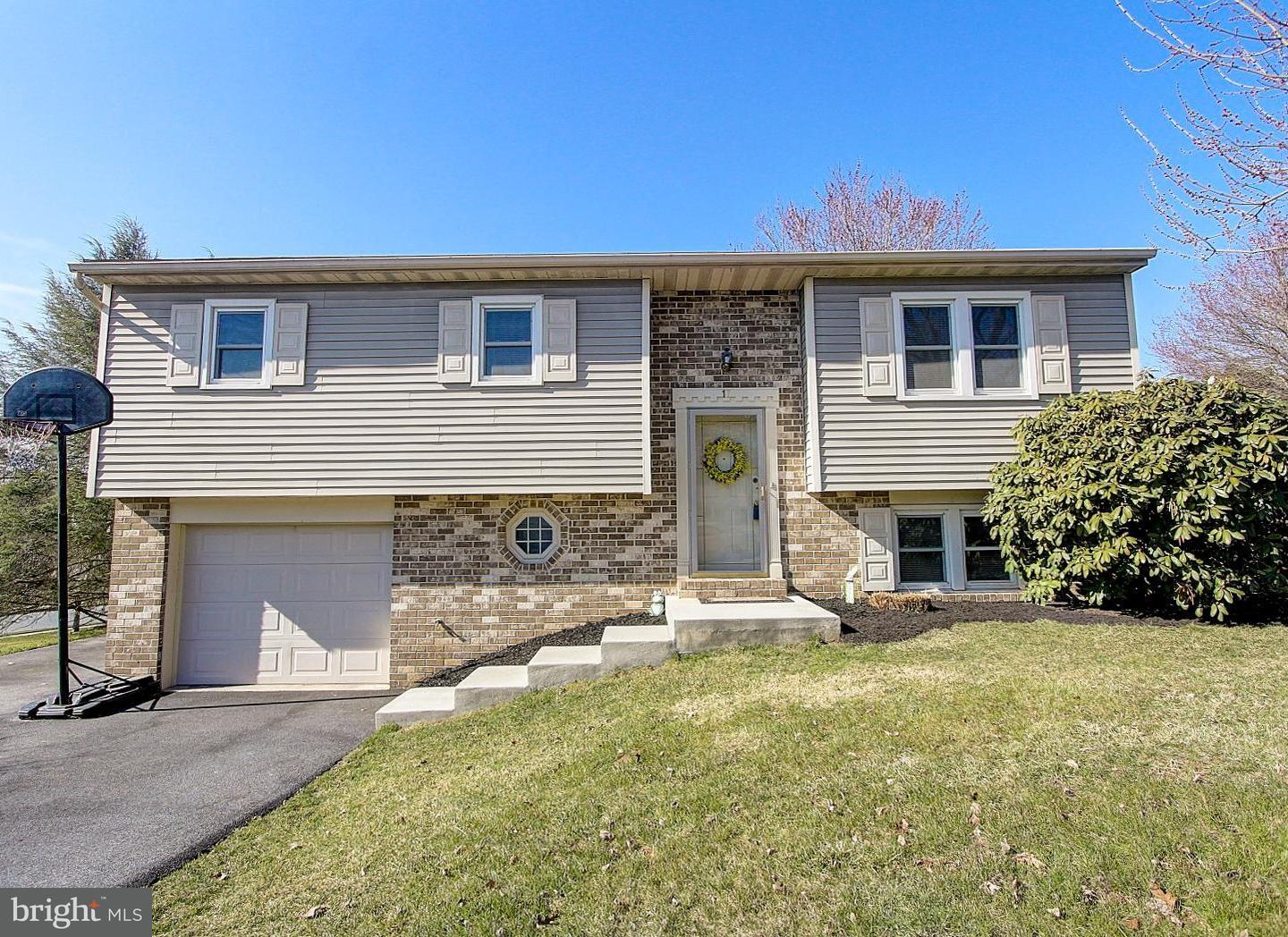 Property Photo:  17 Yardley Green  PA 17603 