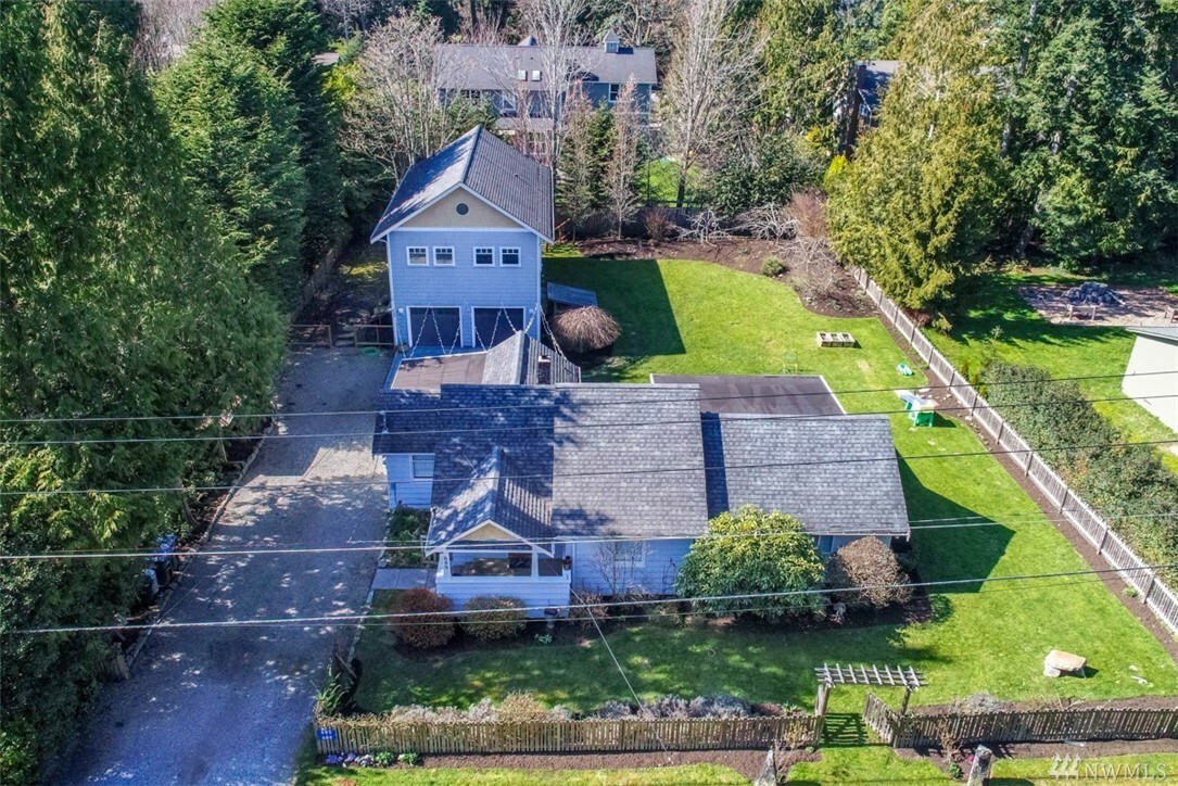 Property Photo:  689 Park Ave NE  WA 98110 