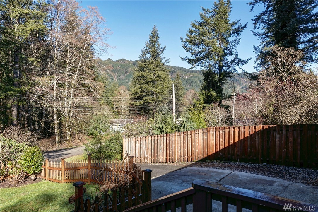 Property Photo: 438 Hilltop Dr WA 98284