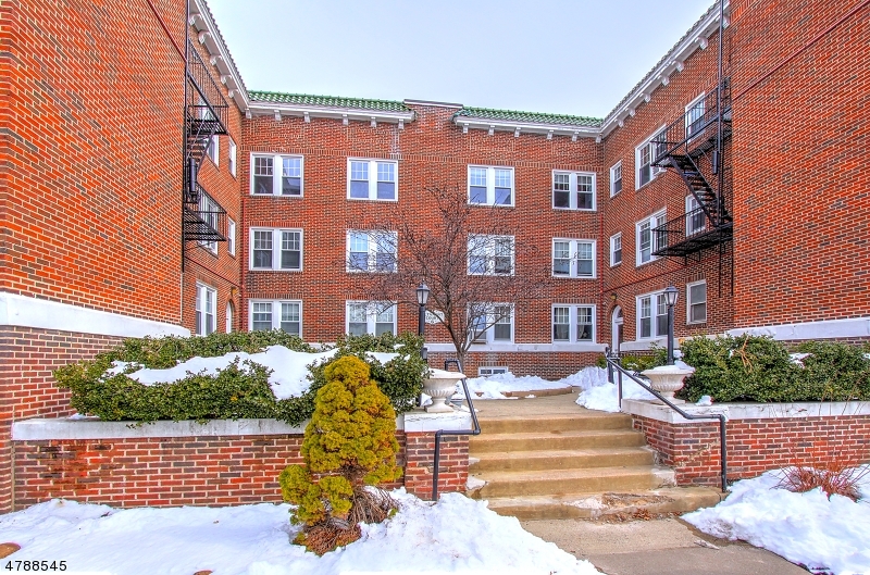 Property Photo:  2 Altamont Ct, Apt 21  NJ 07960 