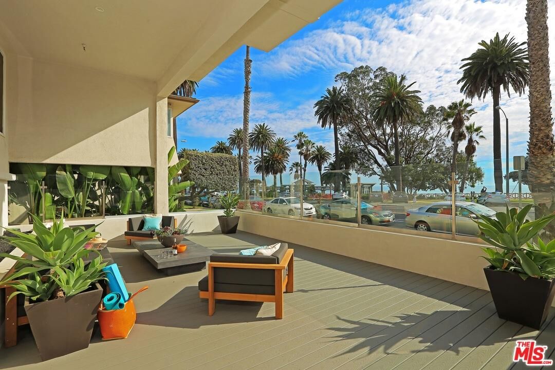 Property Photo:  901 Ocean Ave 210  CA 90403 
