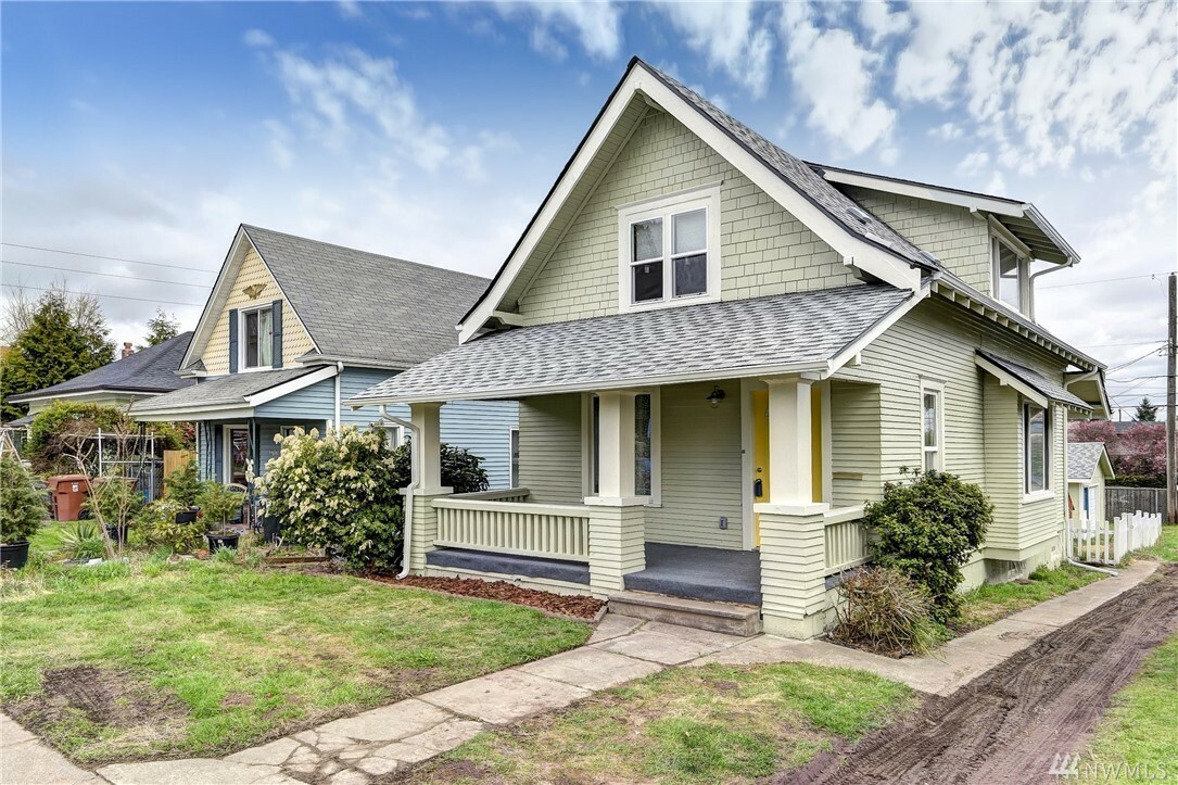 Property Photo:  3719 S Yakima Ave  WA 98418 