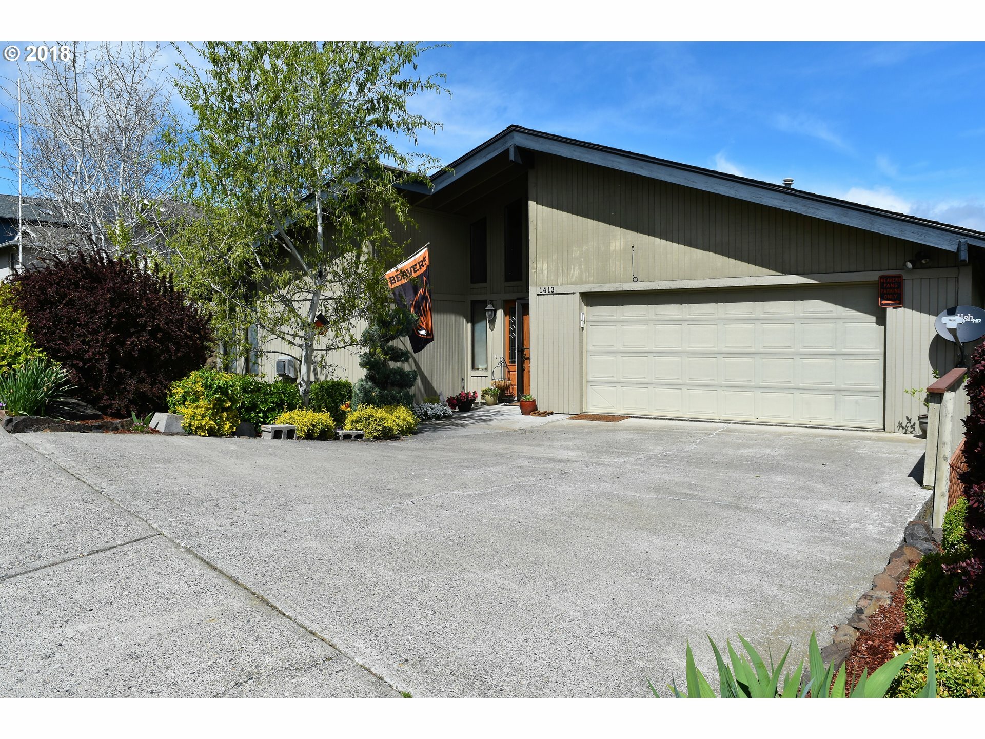 Property Photo: 1413 E 21st St OR 97058