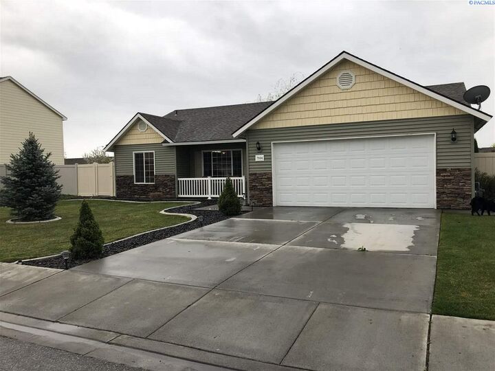 7904 N Snoqualmie Dr.  Pasco WA 99301 photo