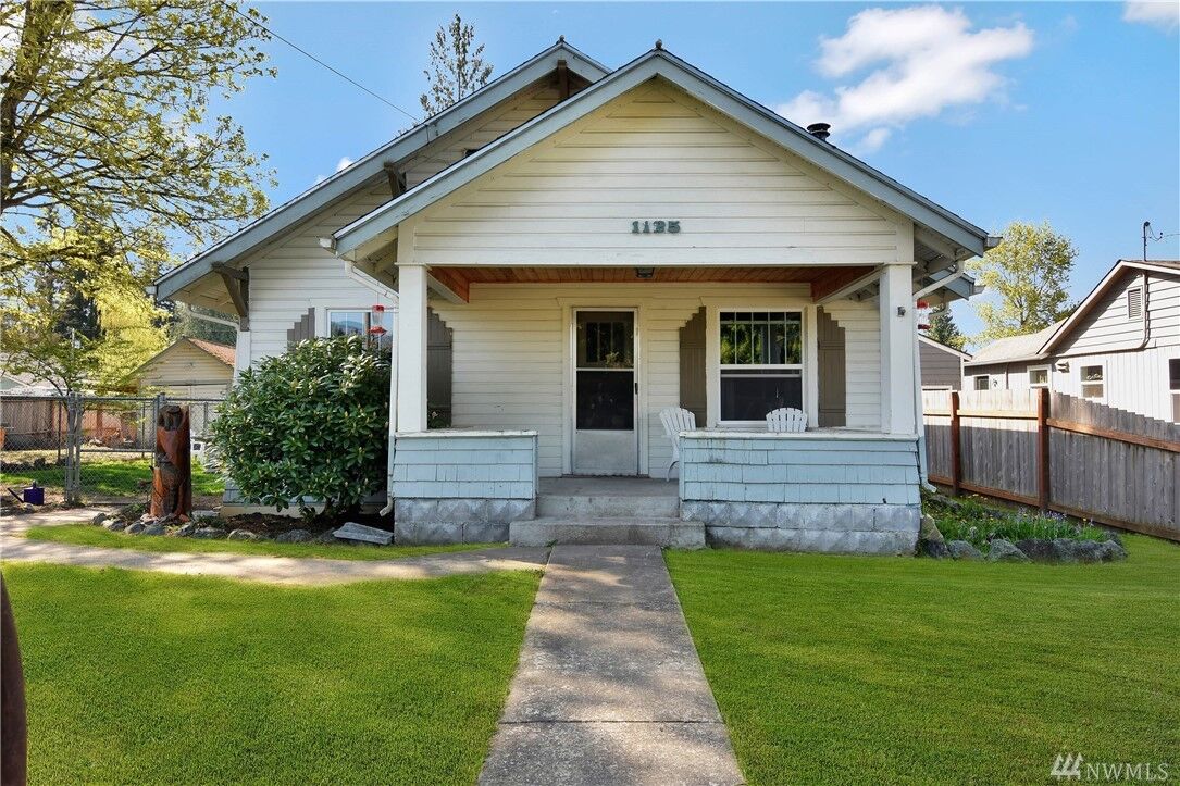 Property Photo: 1125 E State St WA 98284
