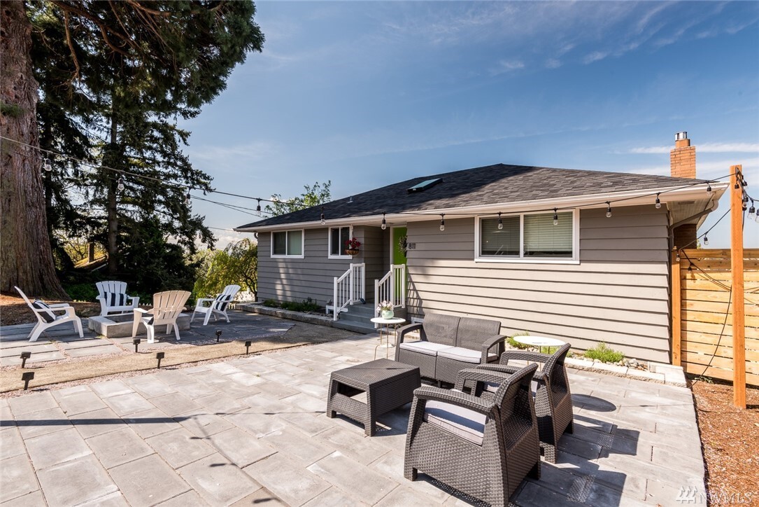 Property Photo: 811 Grant Ave S WA 98057