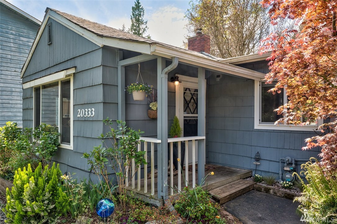 Property Photo:  20333 Dayton Ave N  WA 98133 