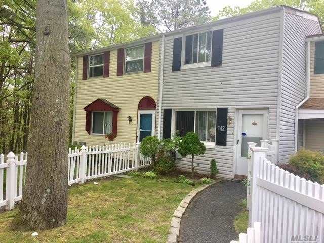 142 Hill Crescent Court  Calverton NY 11933 photo