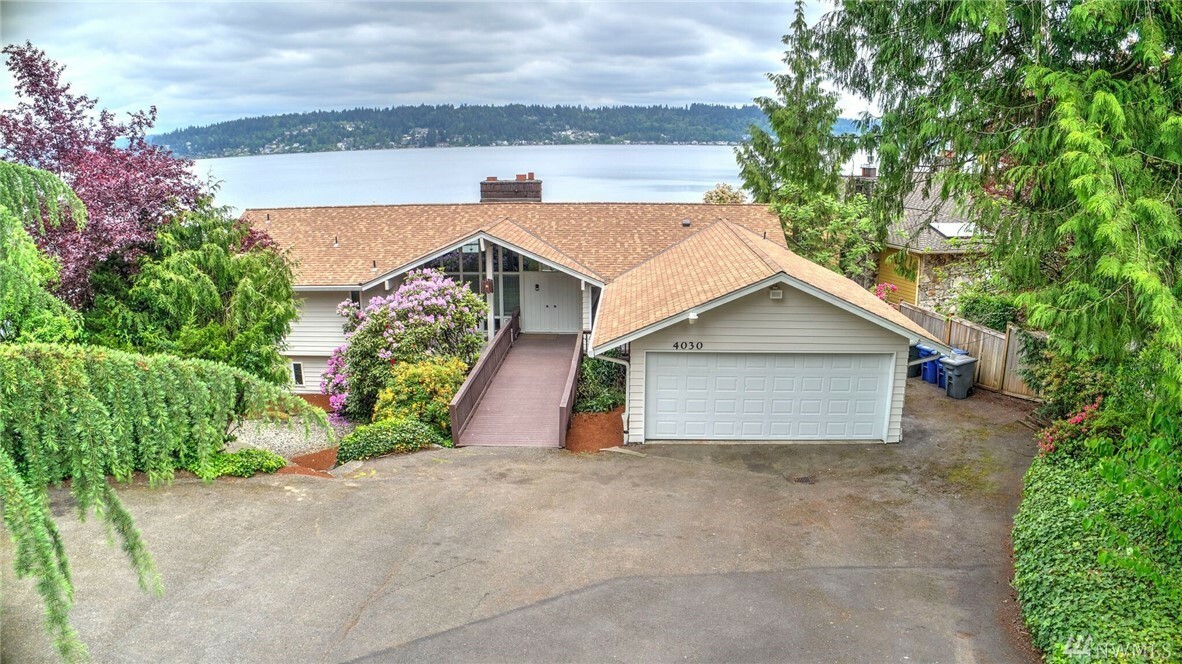 Property Photo:  4030 W Lake Sammamish Pkwy SE  WA 98008 