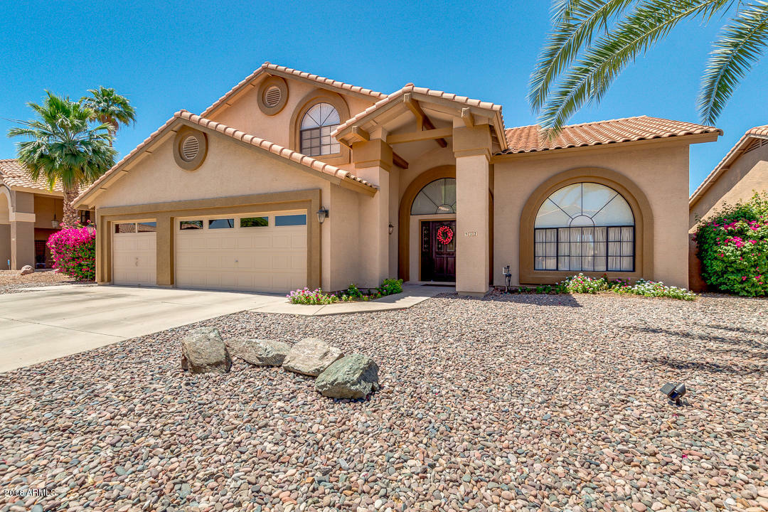 Property Photo:  932 W Iris Drive  AZ 85233 