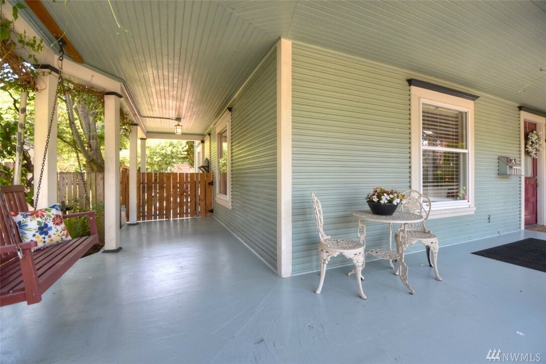 Property Photo: 109 18th Ave SW WA 98501