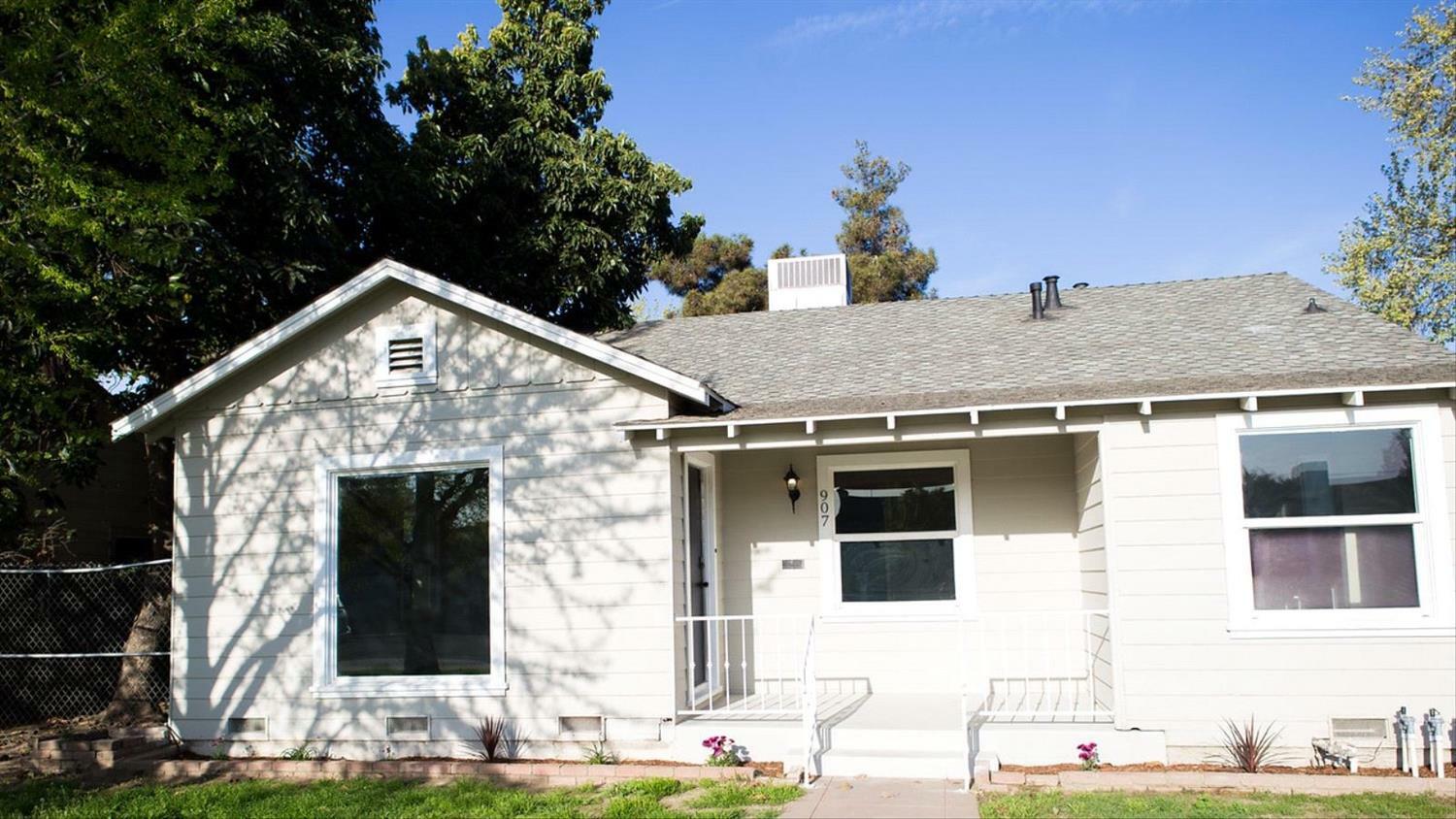 Property Photo:  907 N Highland Street  CA 93291 