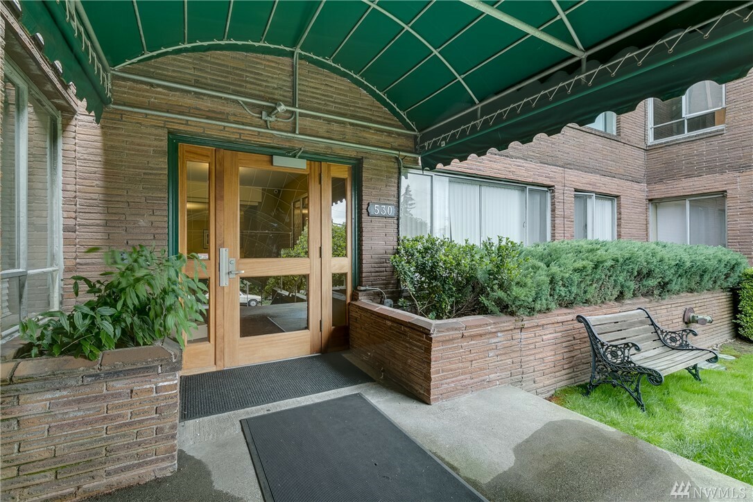 Property Photo: 530 W Olympic Place 407 WA 98119