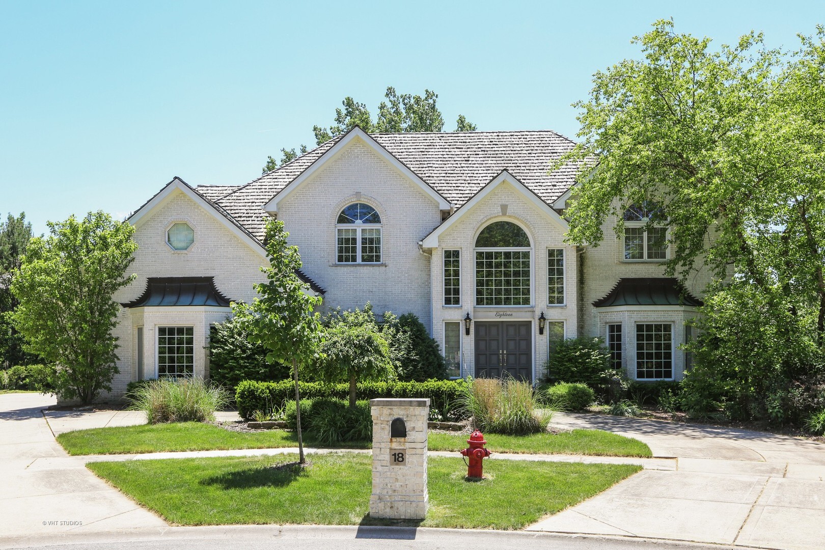 Property Photo: 18 Ridge Farm Road IL 60527