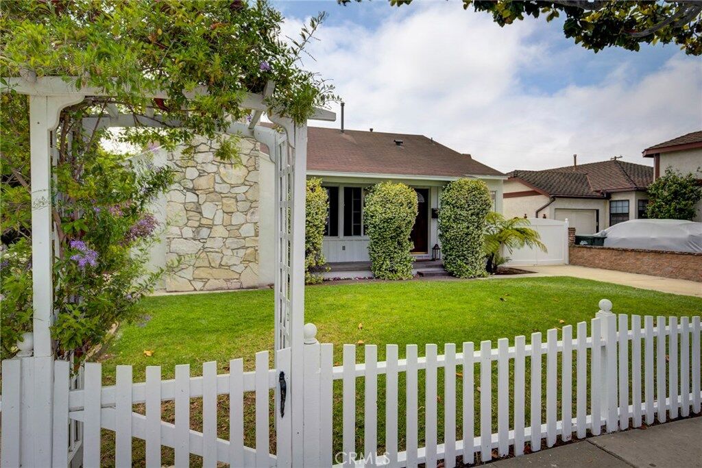 Property Photo:  2602 Fisk Lane  CA 90278 