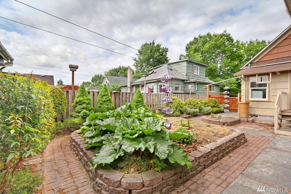 Property Photo:  1607 McDougall Ave  WA 98201 