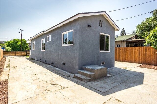 Property Photo:  321 Gifford Avenue  CA 90063 