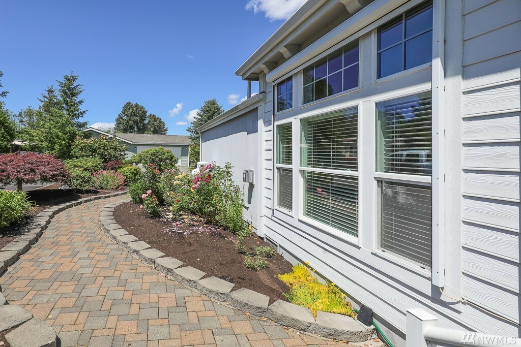 Property Photo:  1110 Lake View Cir  WA 98021 