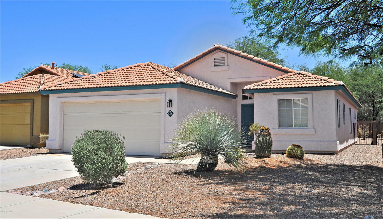 Property Photo: 8256 N Camino De La Viola AZ 85741