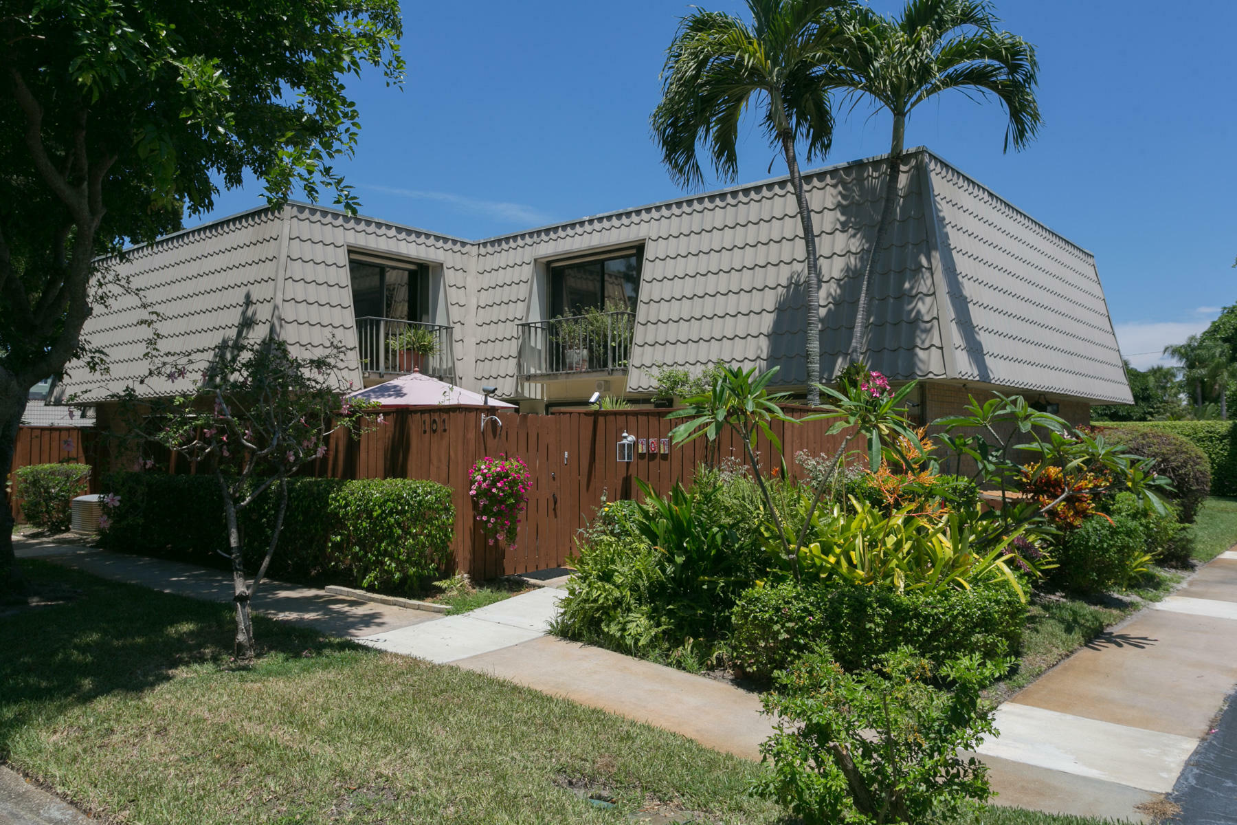 Property Photo:  1700 Embassy Dr 101  FL 33401 