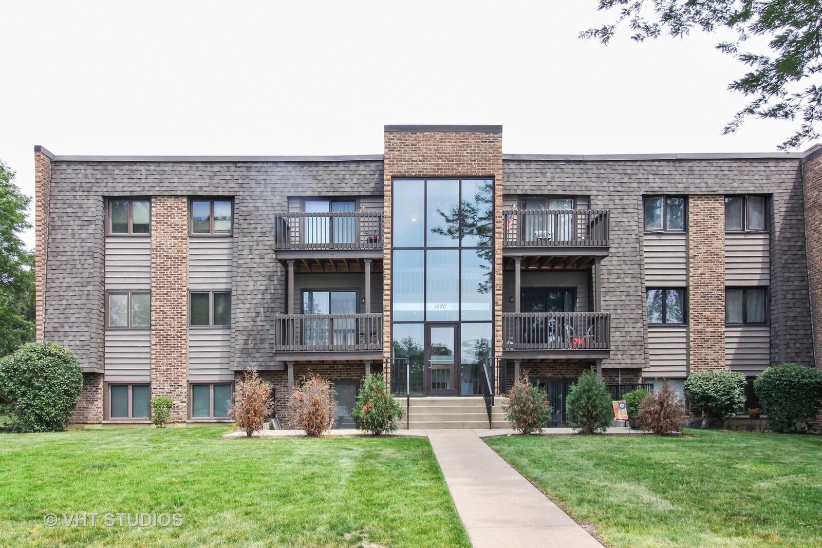 Property Photo: 1480 Stonebridge Circle D2 IL 60189