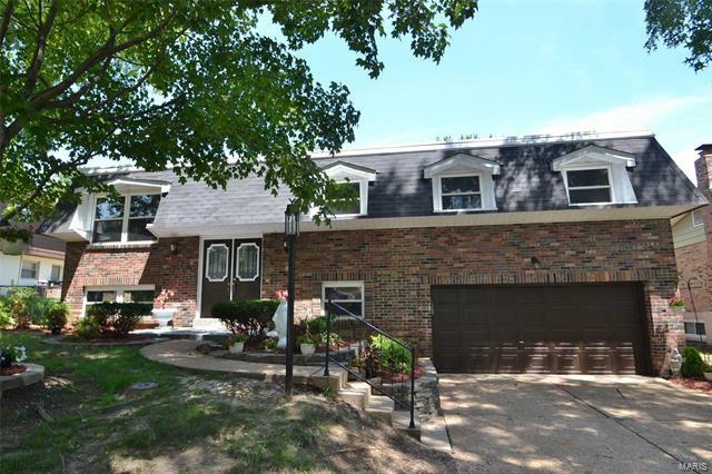 Property Photo: 10621 Glenshire Terr 63123