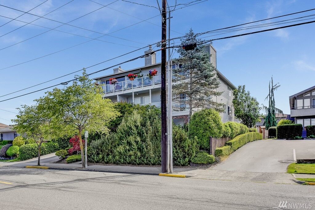 Property Photo: 221 3rd Avenue S 7 WA 98020