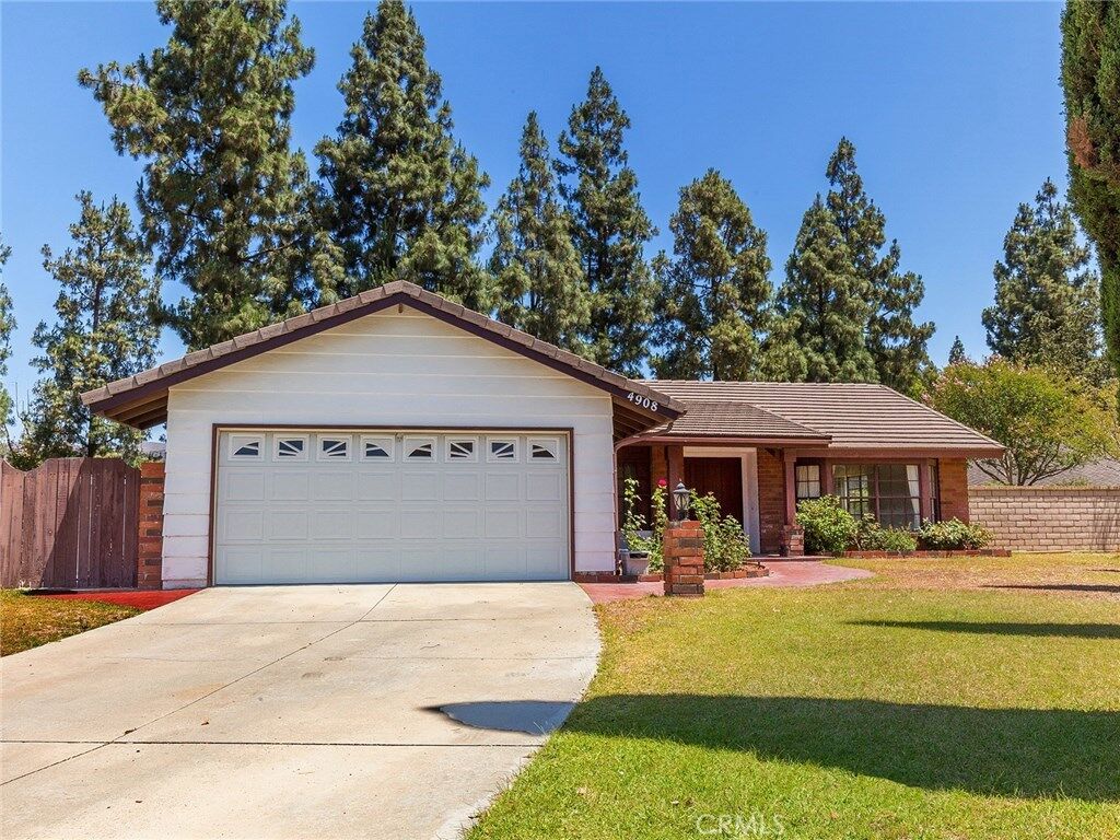 Property Photo: 4908 Via Ventosa CA 92886