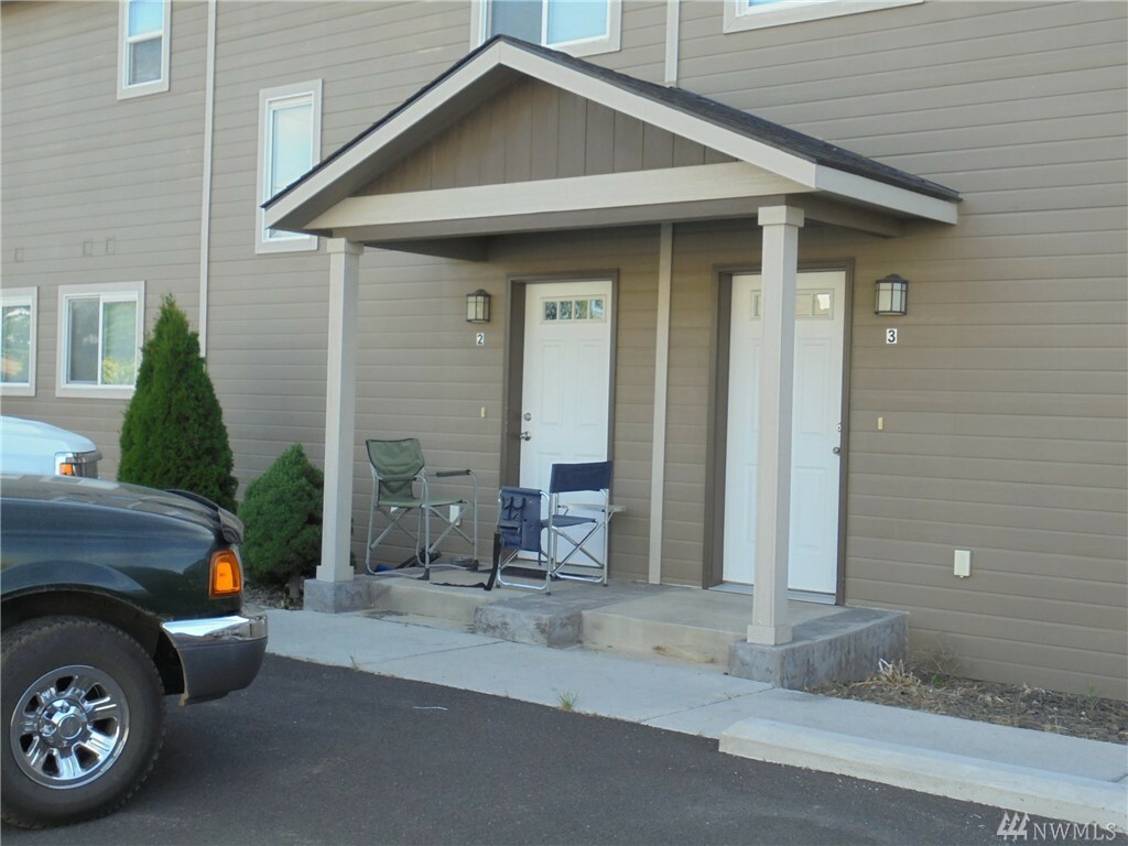 Property Photo: 611 3rd Ave NE WA 98823