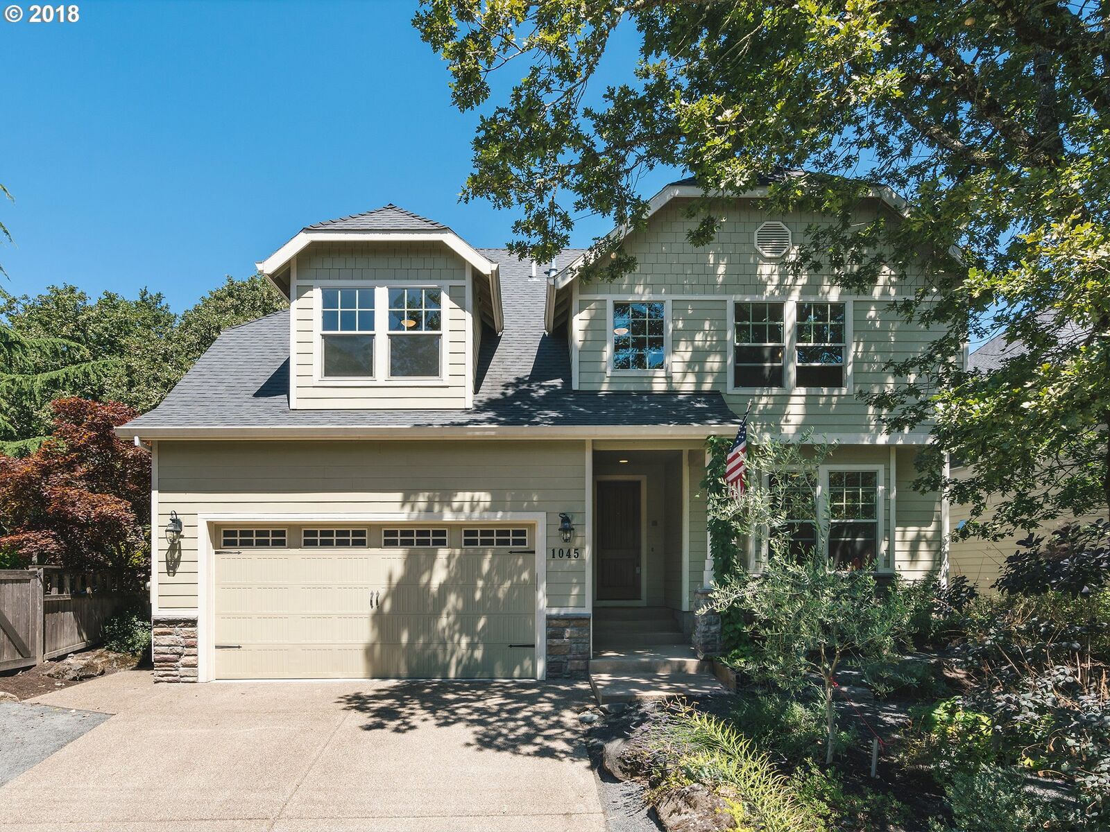 Property Photo:  1045 SE Rim Rock Ln  OR 97267 