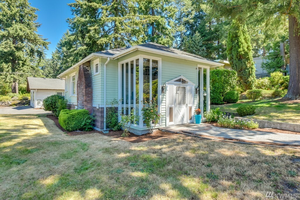 Property Photo:  2220 SW 152nd St  WA 98166 