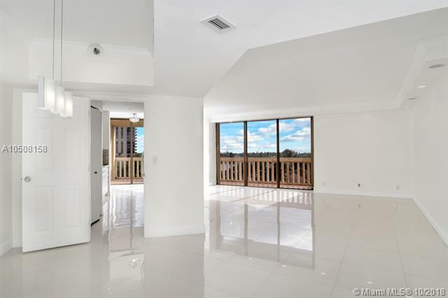 Property Photo:  19355 Turnberry Way 4A  FL 33180 