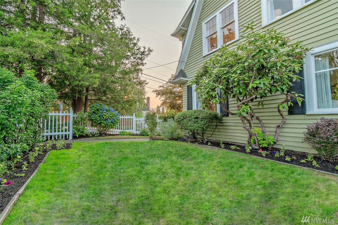Property Photo:  2602 Queen Anne Ave N  WA 98109 