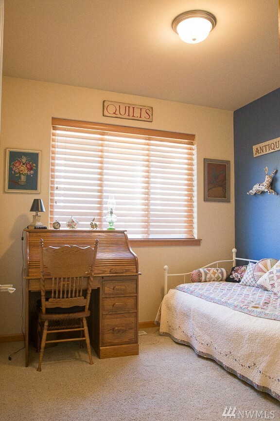 Property Photo: 305 E 11th St WA 98290