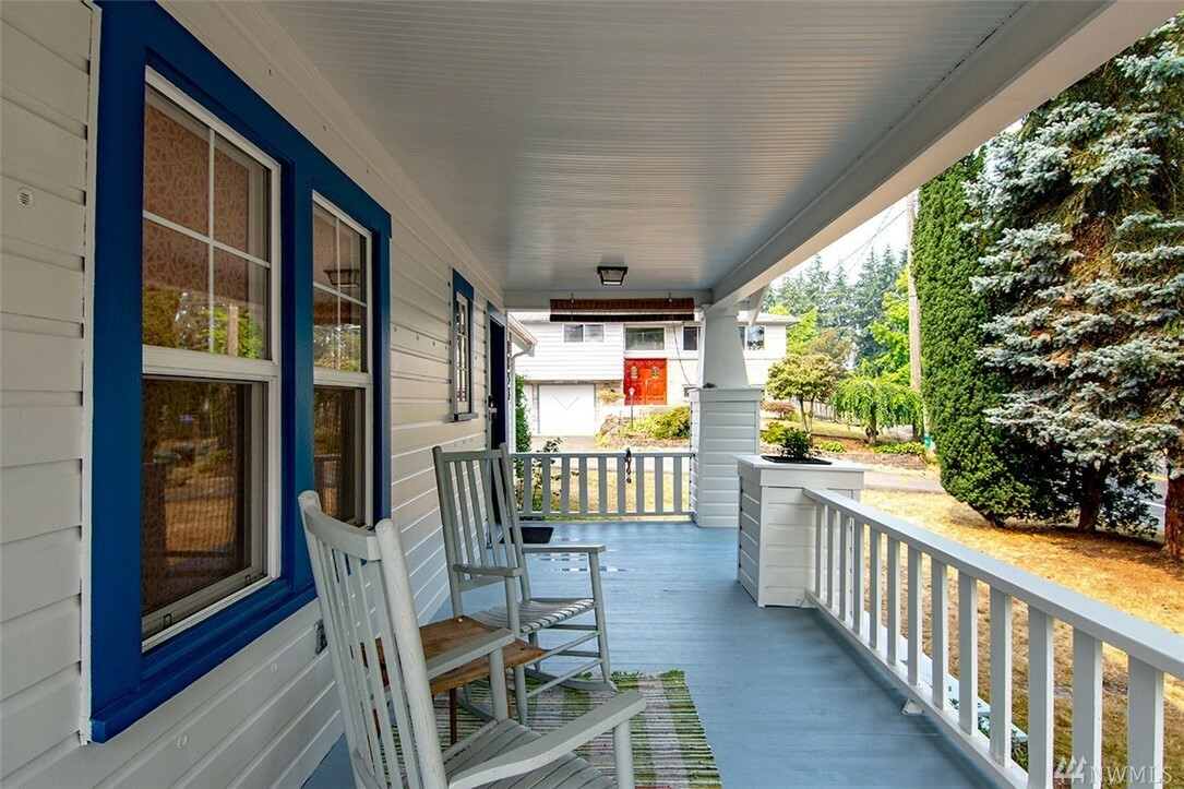 Property Photo:  1851 N 200th St  WA 98133 