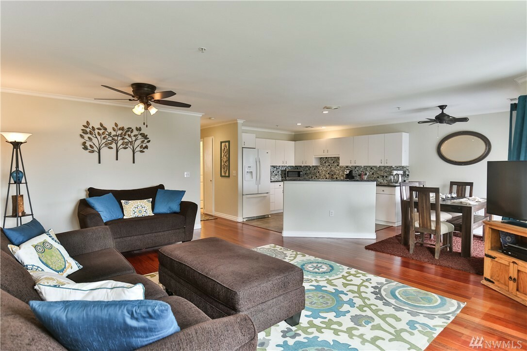 Property Photo: 1318 37th St 3244 WA 98201