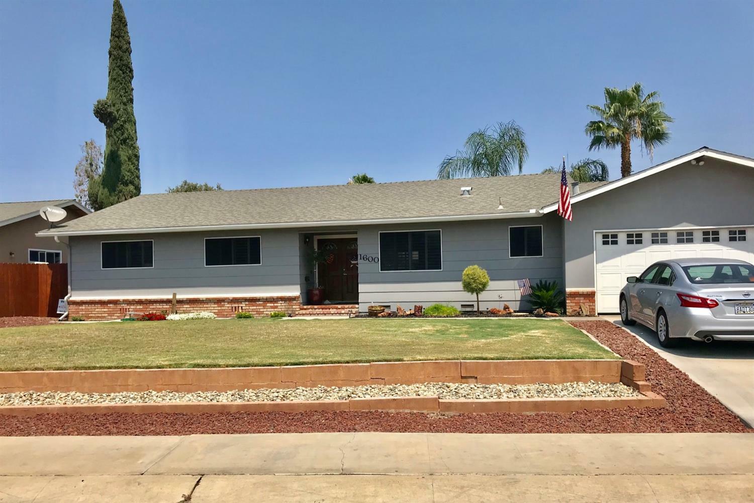 Property Photo:  1600 W La Vida Avenue  CA 93277 