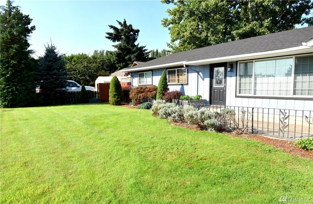 Property Photo:  1525 33rd Ave  WA 98632 