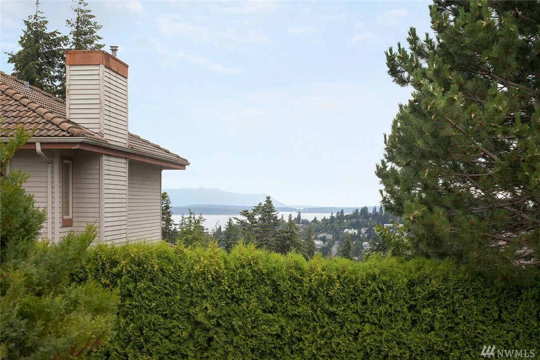 Property Photo:  912 40th St  WA 98229 