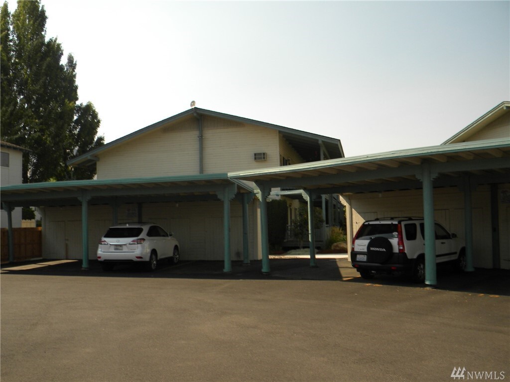 Property Photo: 10 S Cove WA 98801