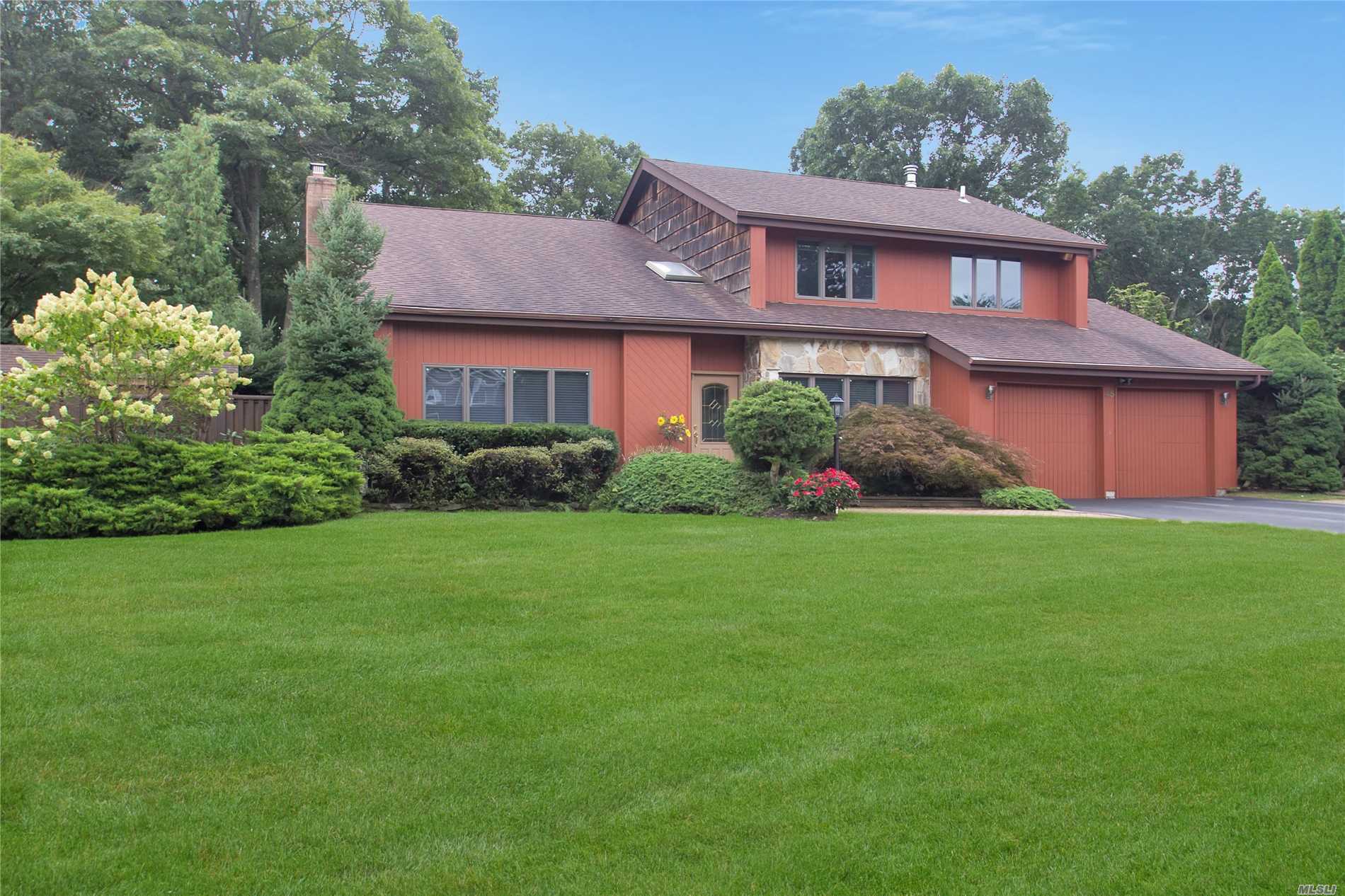 Property Photo:  45 Fleetwood Road  NY 11725 