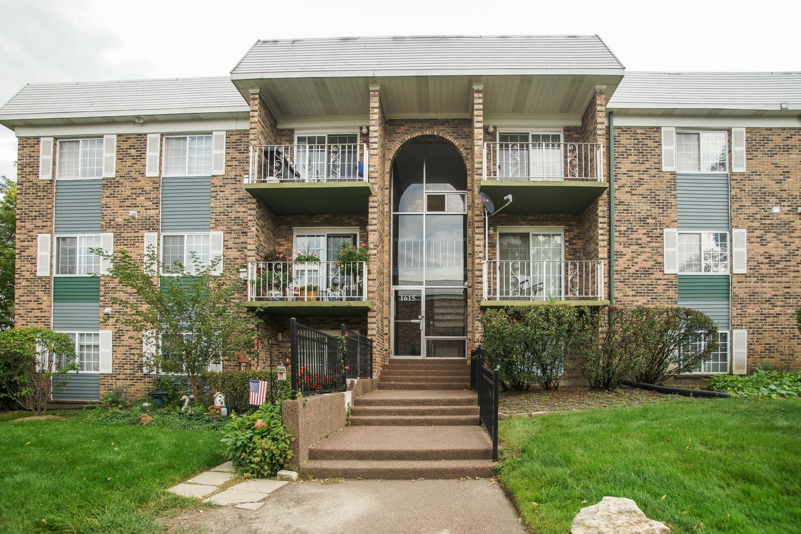 Property Photo:  1615 Windsor Drive 303  IL 60004 