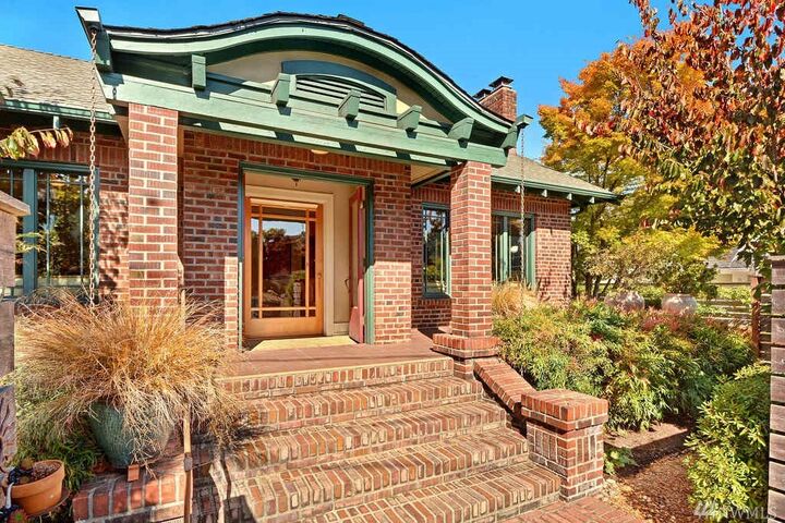 Property Photo:  3722 SW Admiral Wy  WA 98126 