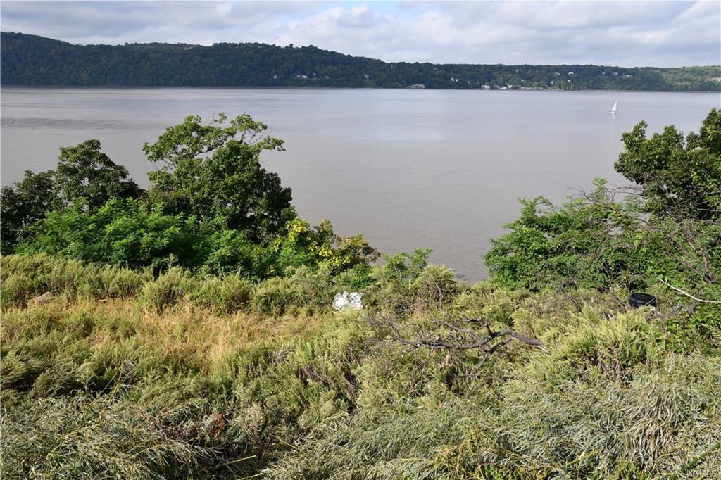 Property Photo: 11 Fairlawn Avenue NY 10522