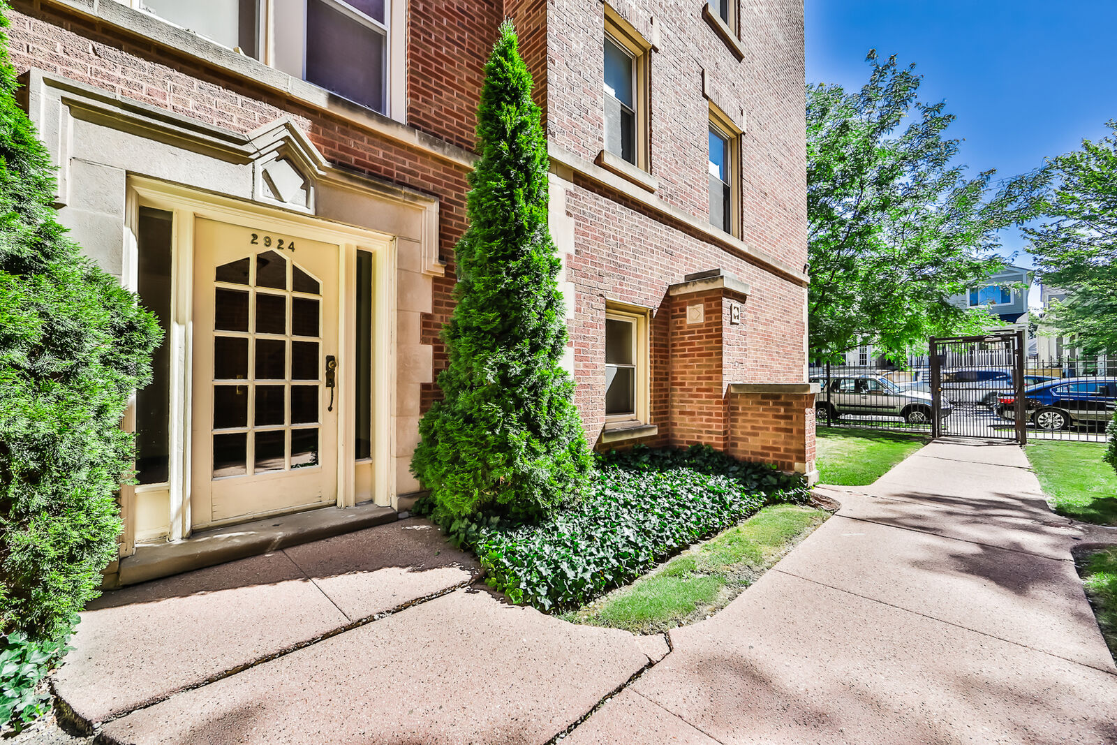Property Photo: 2924 North Sacramento Avenue 2E IL 60618