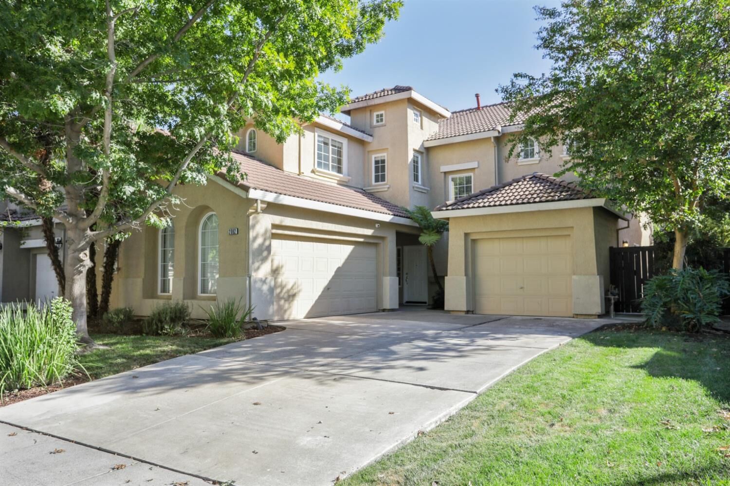 Property Photo: 2062 Riggs Avenue CA 95835