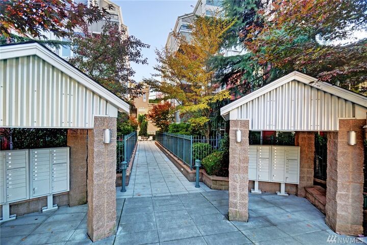 Property Photo:  511 7th Ave 406  WA 98033 