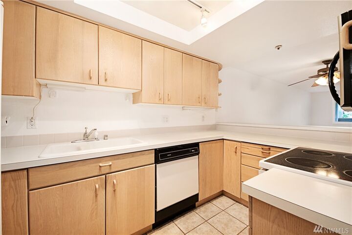 Property Photo: 9320 Juanita Dr 1B WA 98034